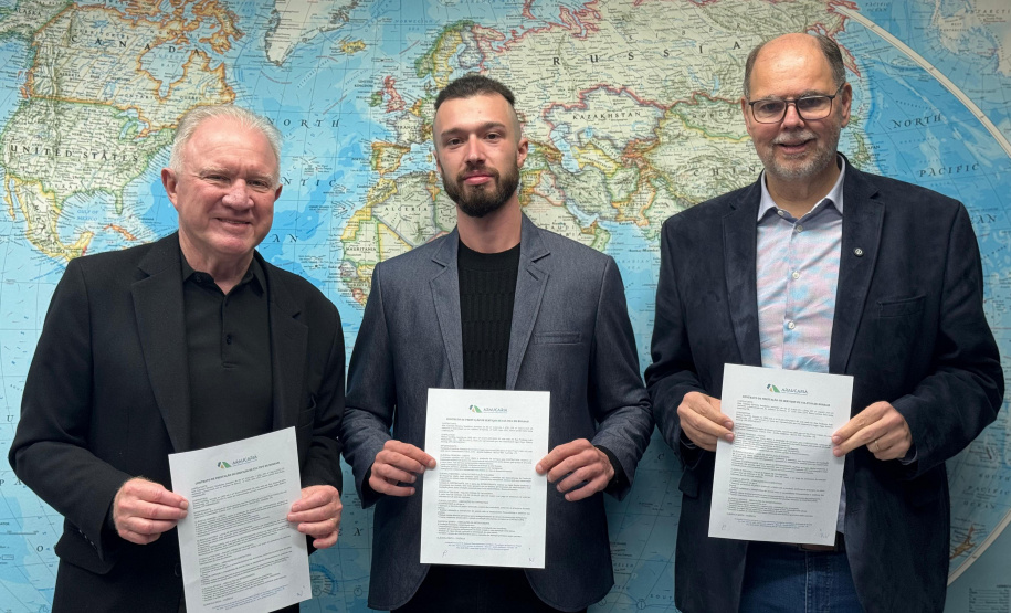 Fundação Araucária recebe três bonsais da árvore símbolo do Paraná