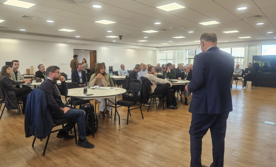 Fundação Araucária apresenta a instituto francês pesquisas da madeira na construção civil