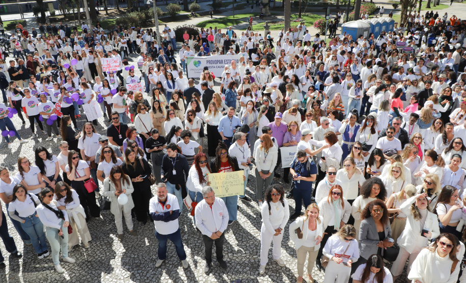 Caminhada contra o feminicídio reúne 2 mil pessoas em Curitiba: ato acontece em 181 cidades