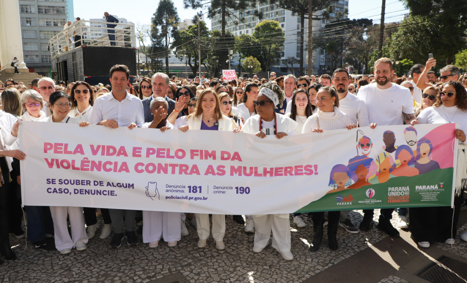 Caminhada contra o feminicídio reúne 2 mil pessoas em Curitiba: ato acontece em 181 cidades