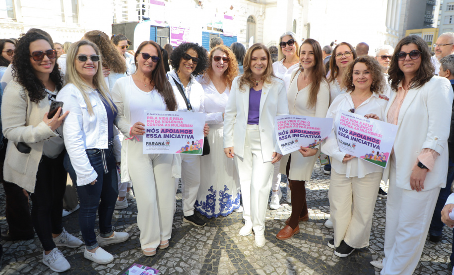 Caminhada contra o feminicídio reúne 2 mil pessoas em Curitiba: ato acontece em 181 cidades
