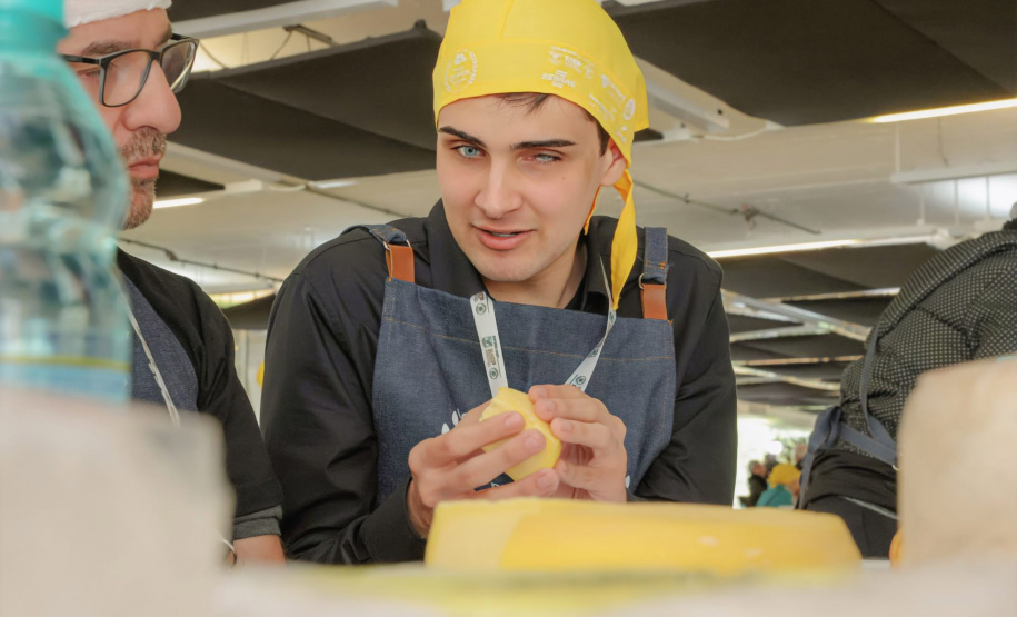 Prêmio Queijos do Paraná contou com aluno da UEPG que estuda análise sensorial no júri