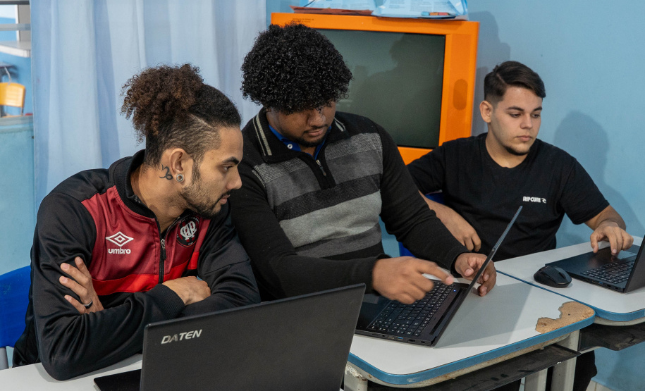 Travessia para o futuro: Talento Tech impulsiona carreira de jovens da Ilha das Peças