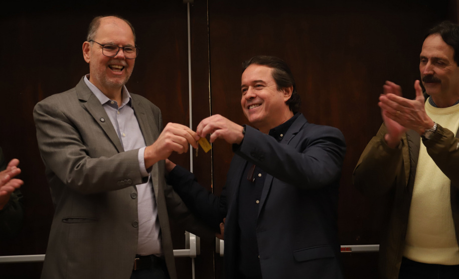 Estado faz entrega simbólica de chaves à entidade que assume a gestão do Hub GovTechs