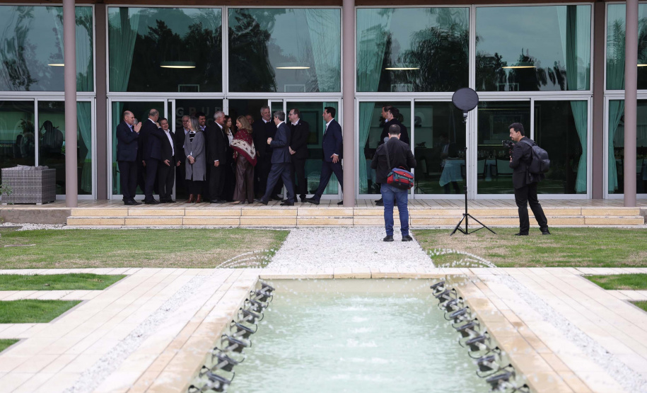 Ratinho Junior visita cooperativa e Centro de Inovação na Argentina