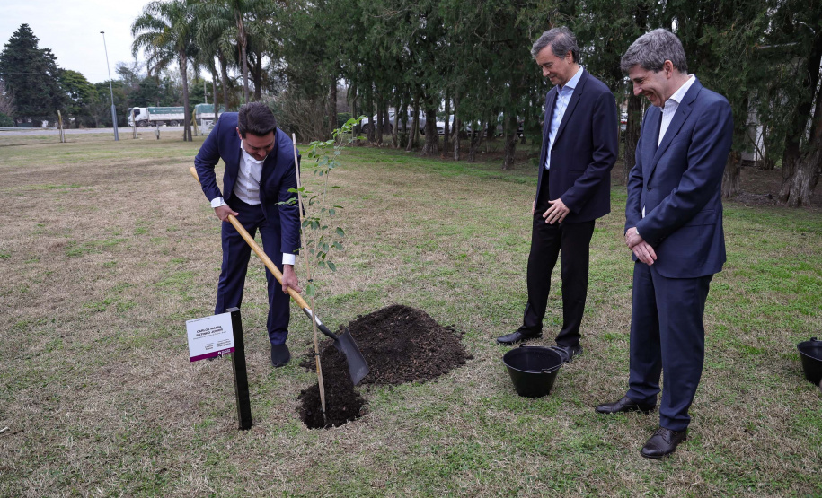 Ratinho Junior visita cooperativa e Centro de Inovação na Argentina