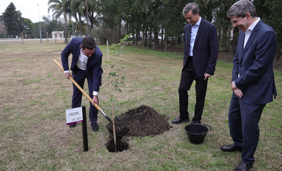 Ratinho Junior visita cooperativa e Centro de Inovação na Argentina