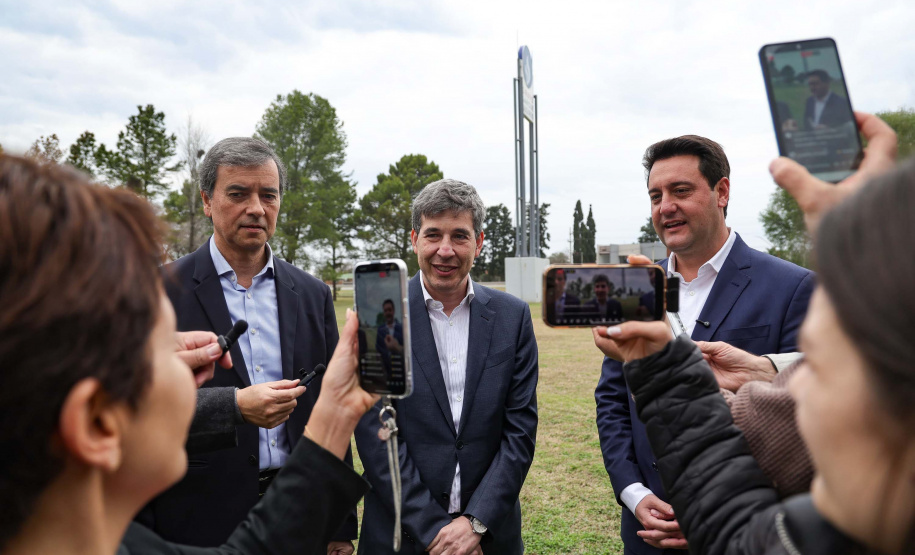Ratinho Junior visita cooperativa e Centro de Inovação na Argentina