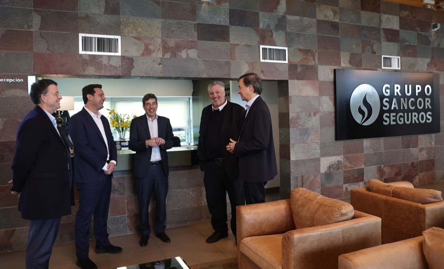 Ratinho Junior visita cooperativa e Centro de Inovação na Argentina