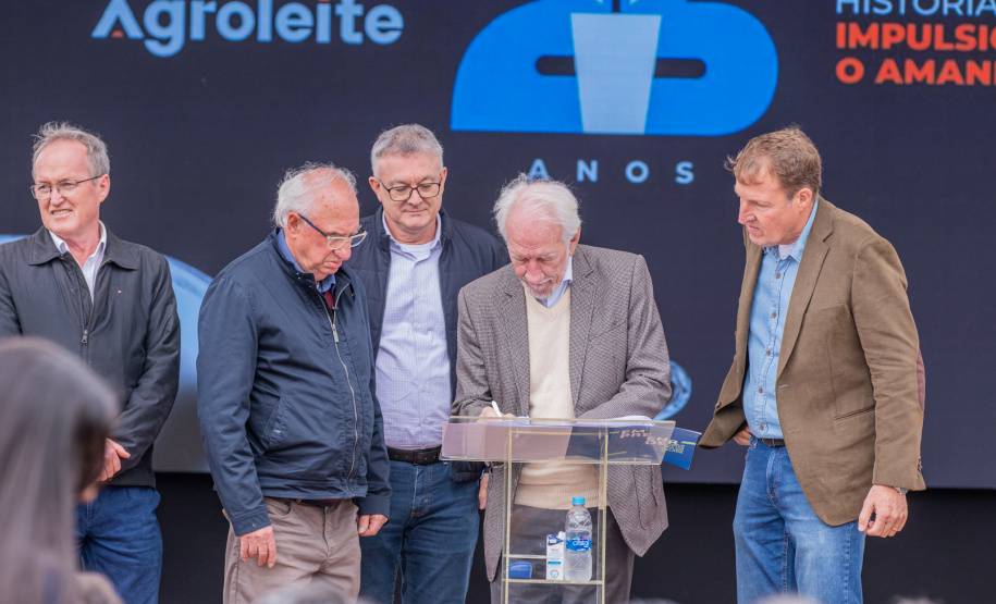 UEPG apresenta Escola de Queijo e outros projetos na Agroleite em Castro