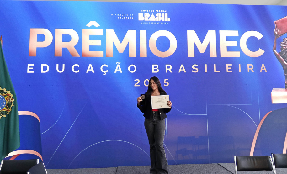 Professor de Artes Cênicas da UEM conquista o Prêmio Jabuti Acadêmico
