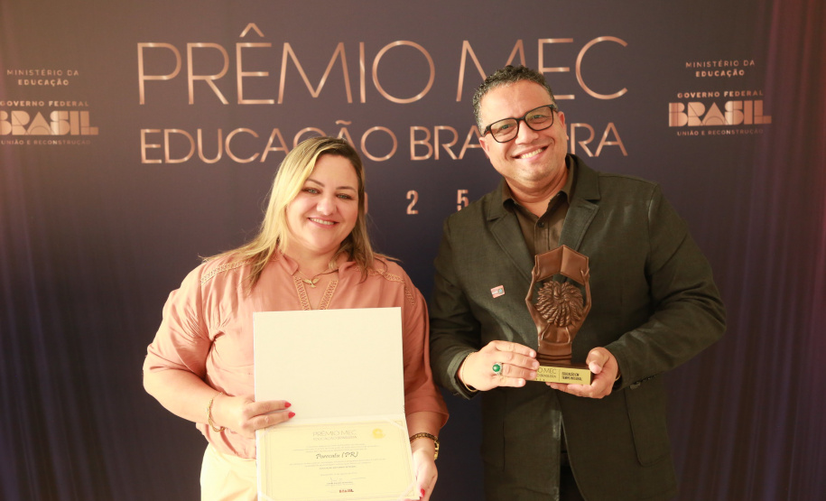 Professor de Artes Cênicas da UEM conquista o Prêmio Jabuti Acadêmico