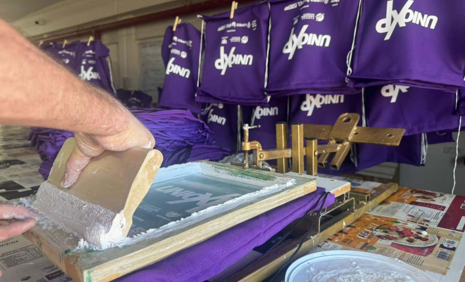 Mais de 5 mil sacochilas produzidas no sistema prisional são entregues na UnioXP