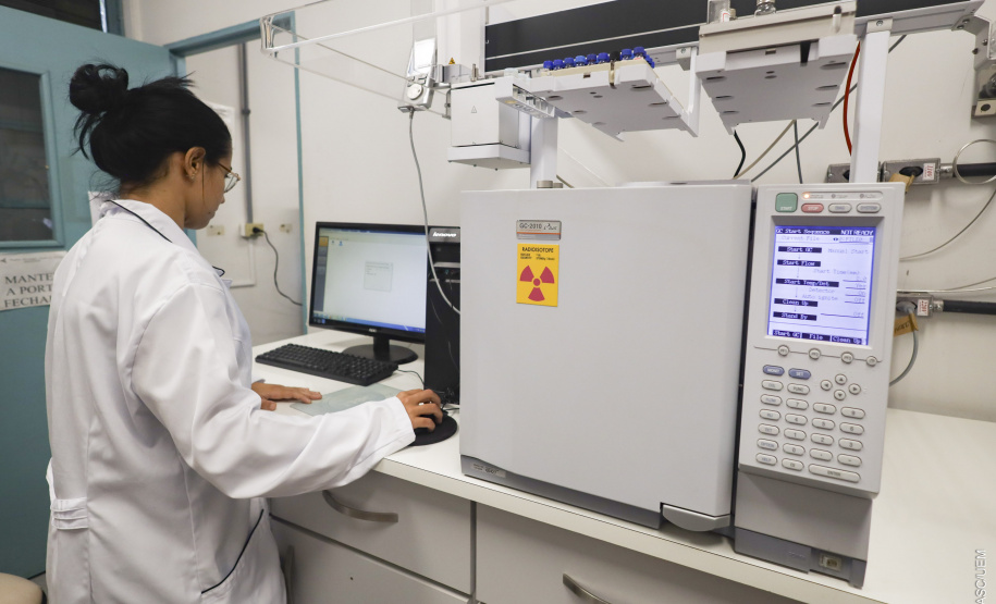 Laboratório da UEM realiza detecção de níveis de metanol em bebidas