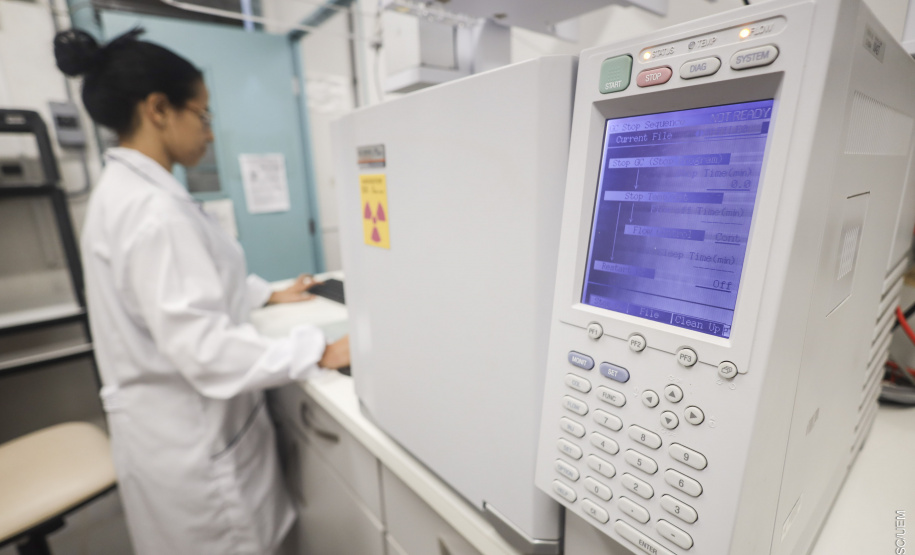 Laboratório da UEM realiza detecção de níveis de metanol em bebidas