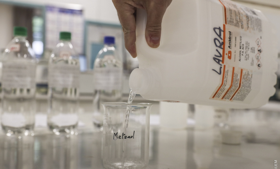 Laboratório da UEM realiza detecção de níveis de metanol em bebidas