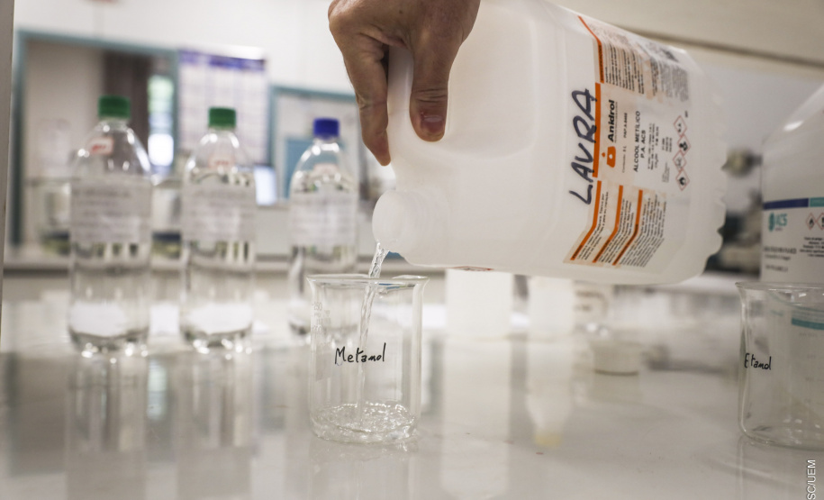 Laboratório da UEM realiza detecção de níveis de metanol em bebidas