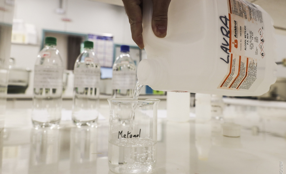 Laboratório da UEM realiza detecção de níveis de metanol em bebidas