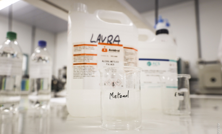 Laboratório da UEM realiza detecção de níveis de metanol em bebidas