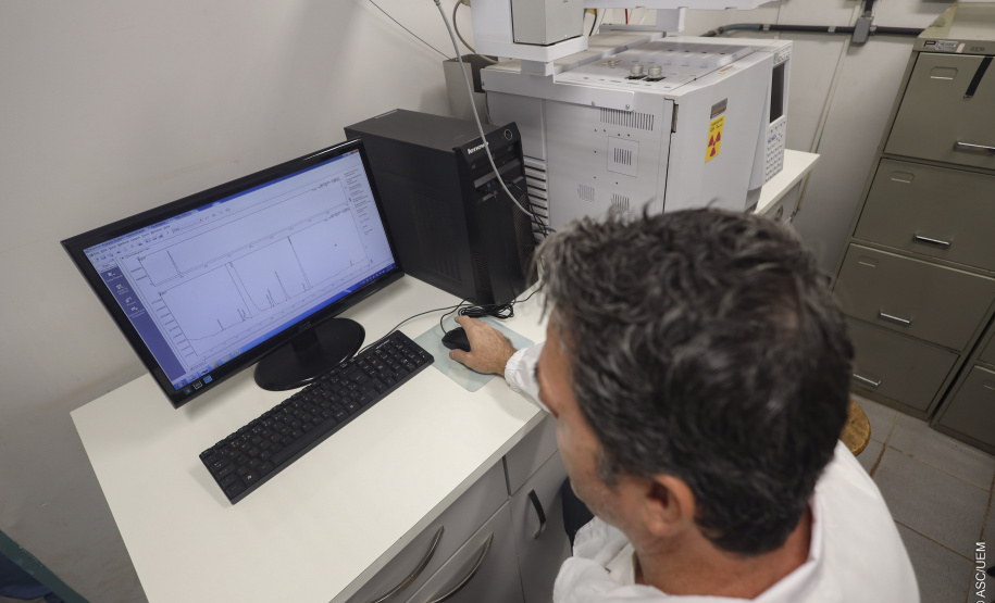 Laboratório da UEM realiza detecção de níveis de metanol em bebidas