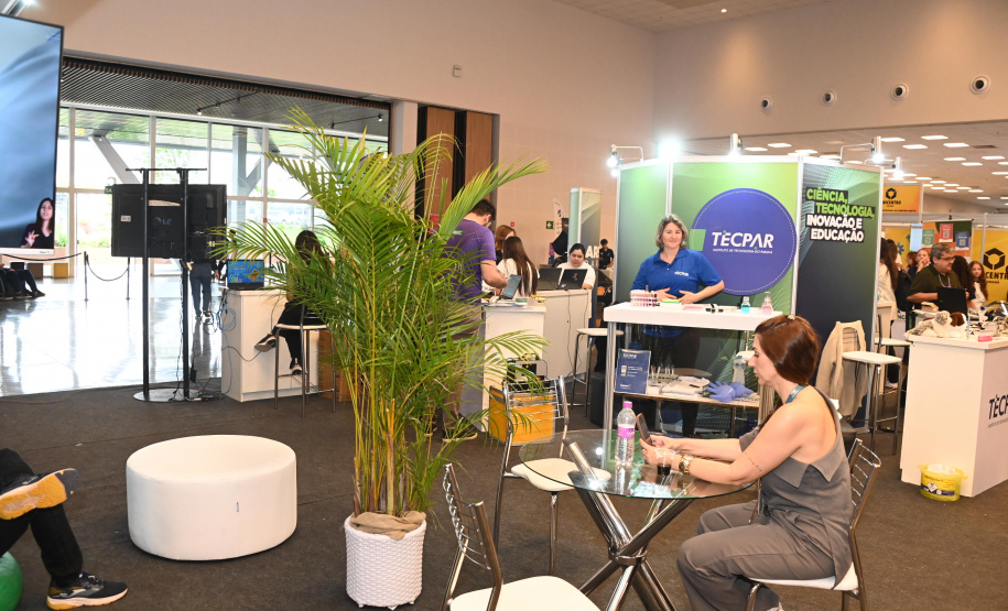 Com laboratório simulado, Tecpar apresenta trabalho a visitantes no Paraná Faz Ciência