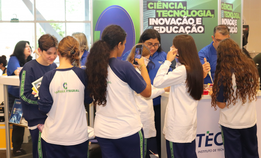 Com laboratório simulado, Tecpar apresenta trabalho a visitantes no Paraná Faz Ciência