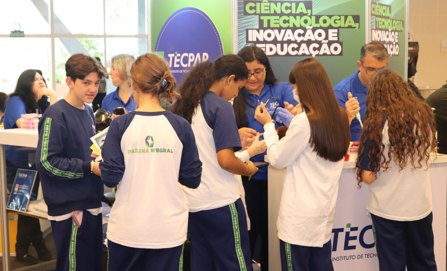 Com laboratório simulado, Tecpar apresenta trabalho a visitantes no Paraná Faz Ciência