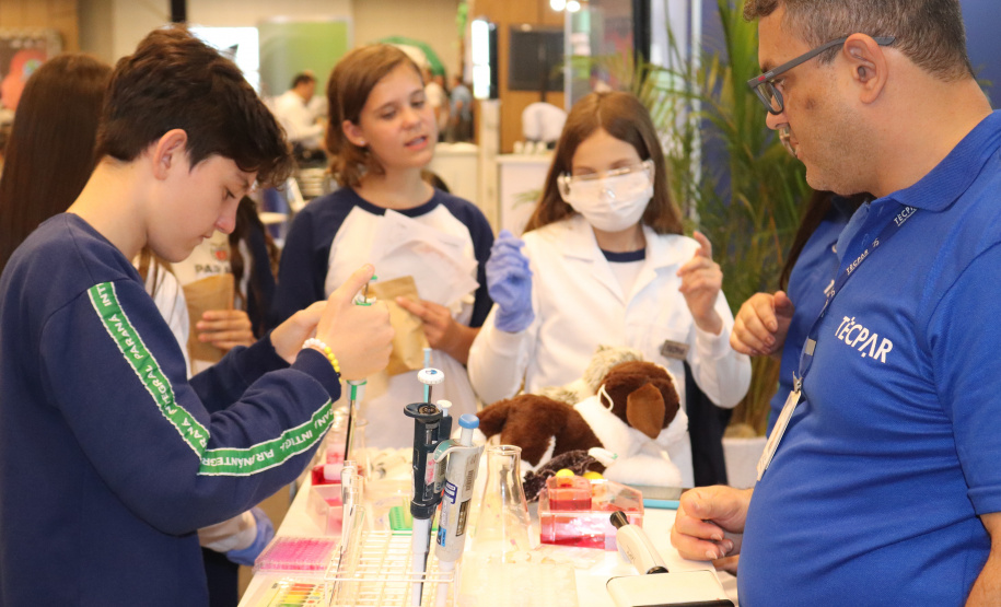 Com laboratório simulado, Tecpar apresenta trabalho a visitantes no Paraná Faz Ciência