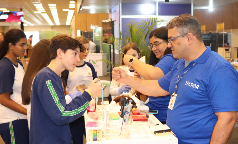 Com laboratório simulado, Tecpar apresenta trabalho a visitantes no Paraná Faz Ciência