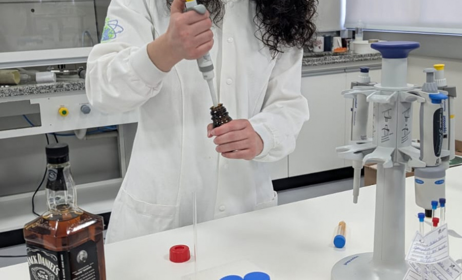 Rede colaborativa de universidades oferece testes de detecção de metanol em bebidas