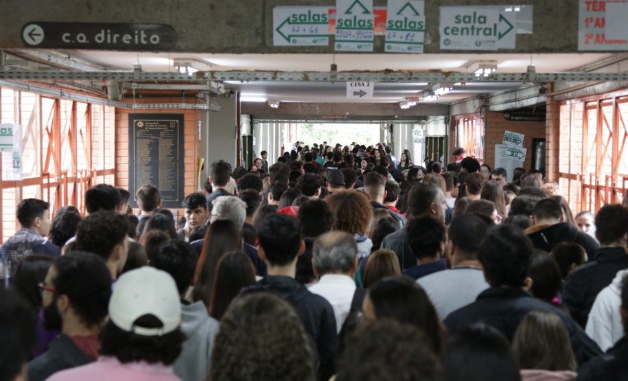 Mais de 17 mil candidatos fazem o vestibular da UEL a partir deste domingo