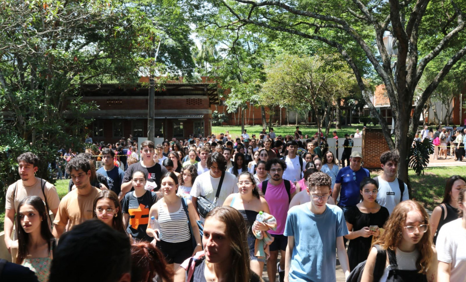 Mais de 17 mil candidatos fazem o vestibular da UEL a partir deste domingo