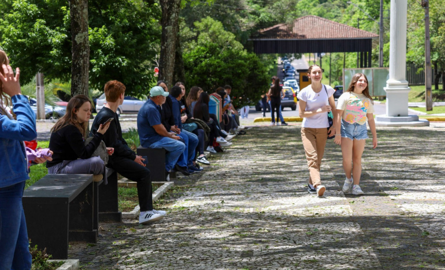 Com 5.981 candidatos, Unicentro aplica provas do Vestibular 2026