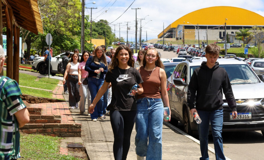 Com 5.981 candidatos, Unicentro aplica provas do Vestibular 2026