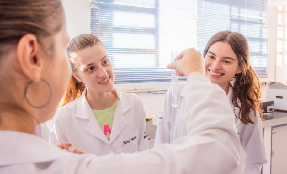 Paraná incentiva pesquisa com bolsas que cobrem trajetória acadêmica e profissional