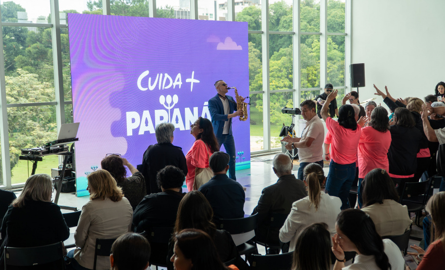 Estado lança programa Paraná Amigo da Pessoa Idosa e oficializa Bolsa Cuidador