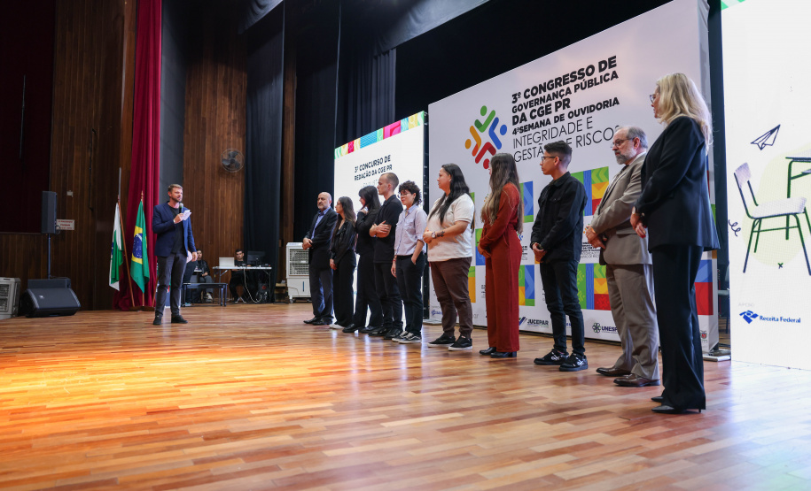 Vencedores do 3º Concurso de Redação da CGE recebem prêmios