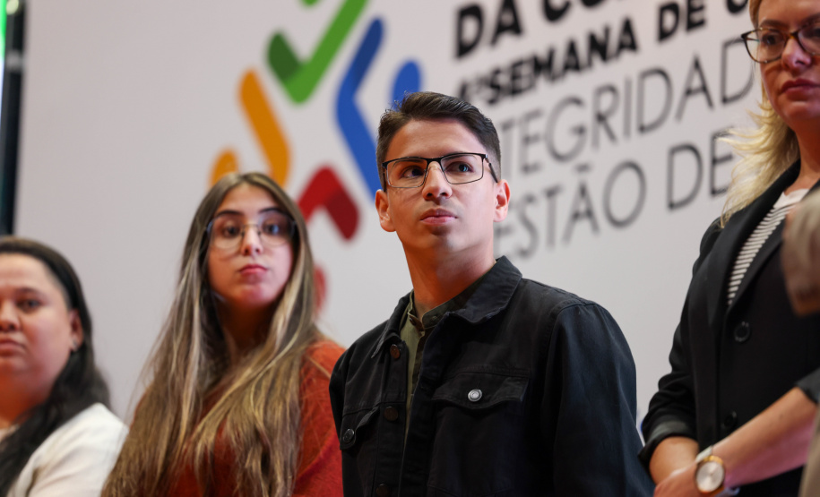 Vencedores do 3º Concurso de Redação da CGE recebem prêmios