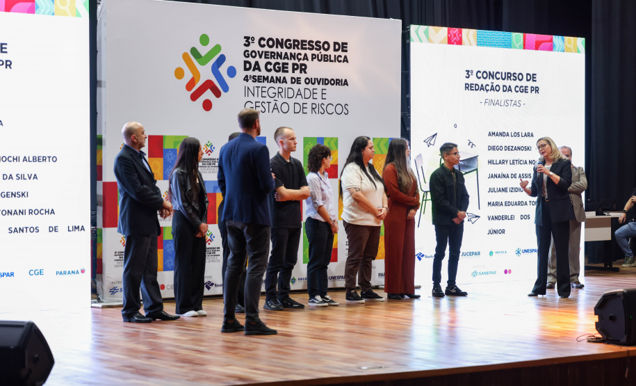 Vencedores do 3º Concurso de Redação da CGE recebem prêmios