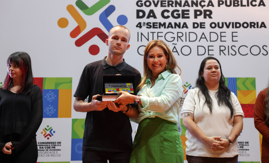 Vencedores do 3º Concurso de Redação da CGE recebem prêmios