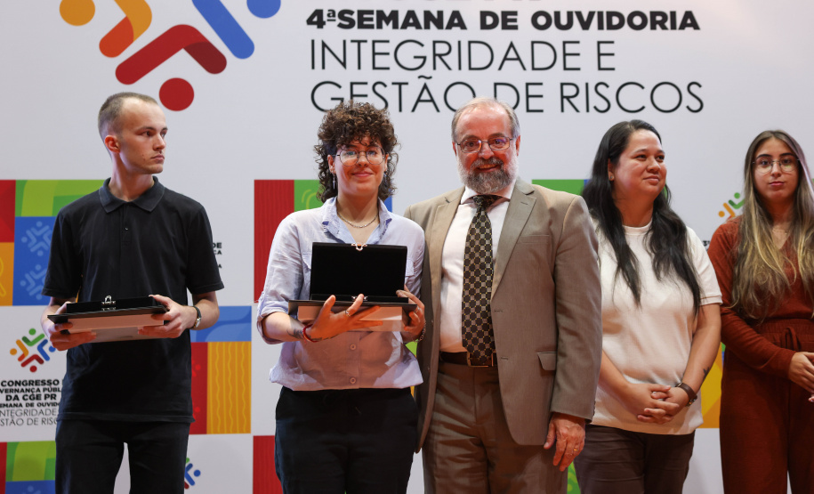 Vencedores do 3º Concurso de Redação da CGE recebem prêmios