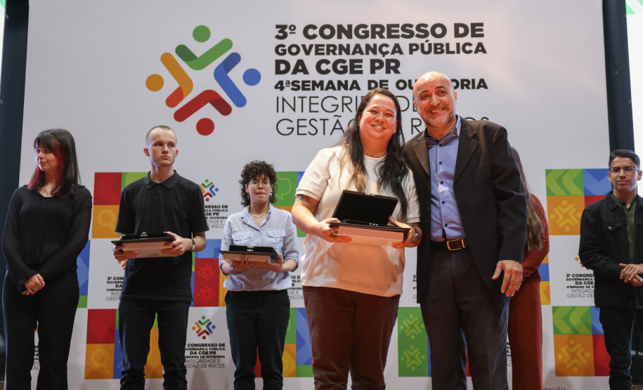 Vencedores do 3º Concurso de Redação da CGE recebem prêmios