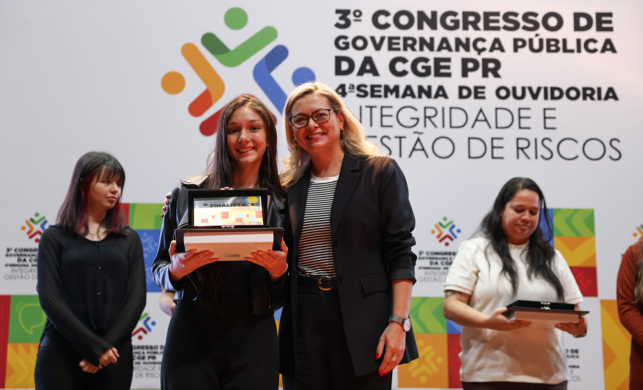 Vencedores do 3º Concurso de Redação da CGE recebem prêmios