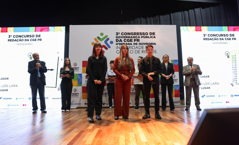 Vencedores do 3º Concurso de Redação da CGE recebem prêmios