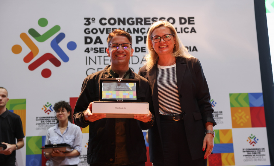 Vencedores do 3º Concurso de Redação da CGE recebem prêmios