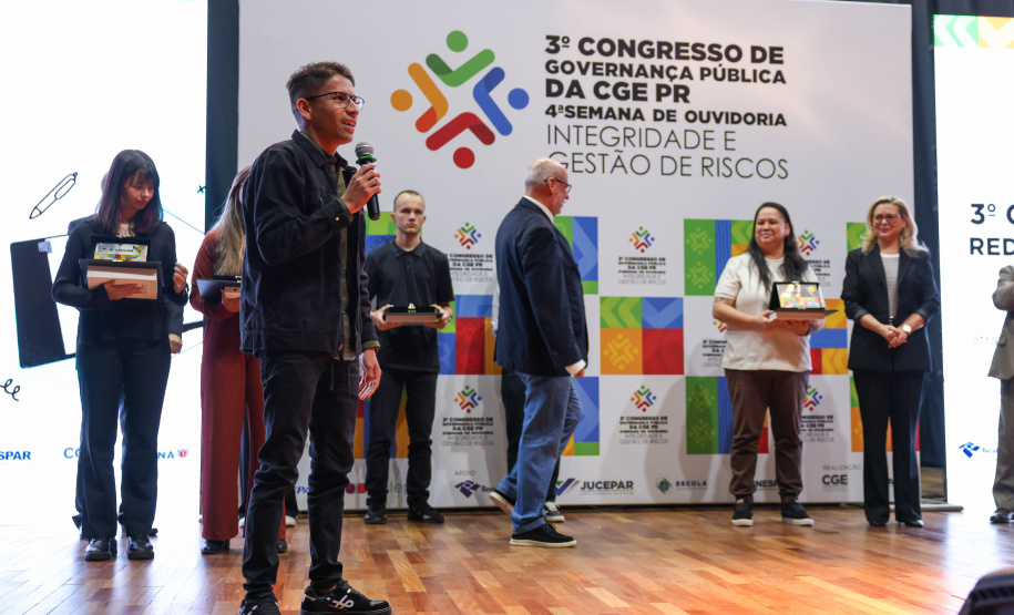 Vencedores do 3º Concurso de Redação da CGE recebem prêmios