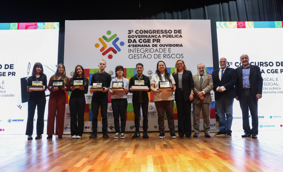 Vencedores do 3º Concurso de Redação da CGE recebem prêmios