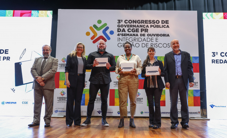 Vencedores do 3º Concurso de Redação da CGE recebem prêmios