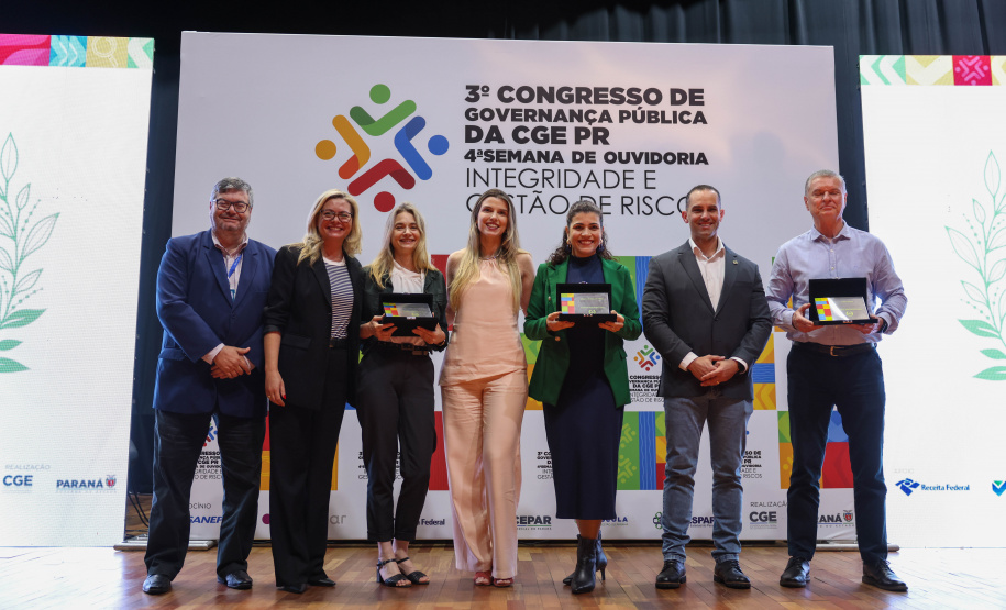 Vencedores do 3º Concurso de Redação da CGE recebem prêmios