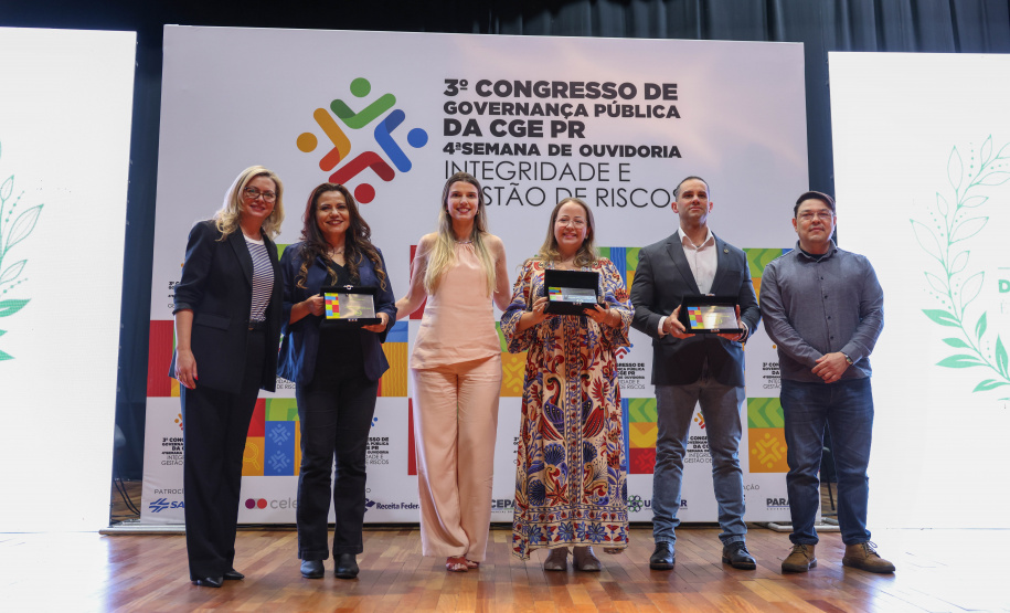 Vencedores do 3º Concurso de Redação da CGE recebem prêmios